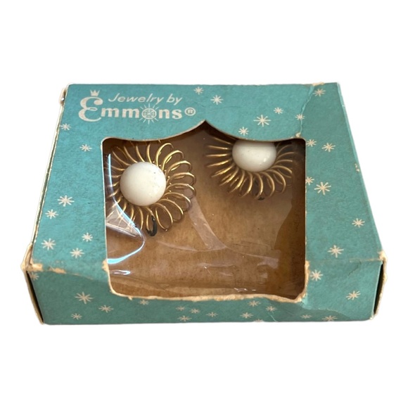 EMMONS VTG 1950s  Gold Tone and White Clip On Sri in Original Box! - Picture 6 of 16